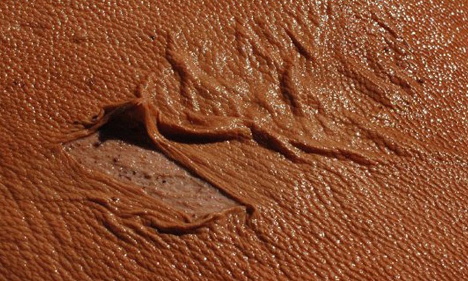 علت پوسته شدن چرم چیست؟