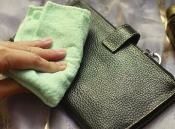 چگونه لکه خودکار را از روی چرم مصنوعی پاک کنیم؟