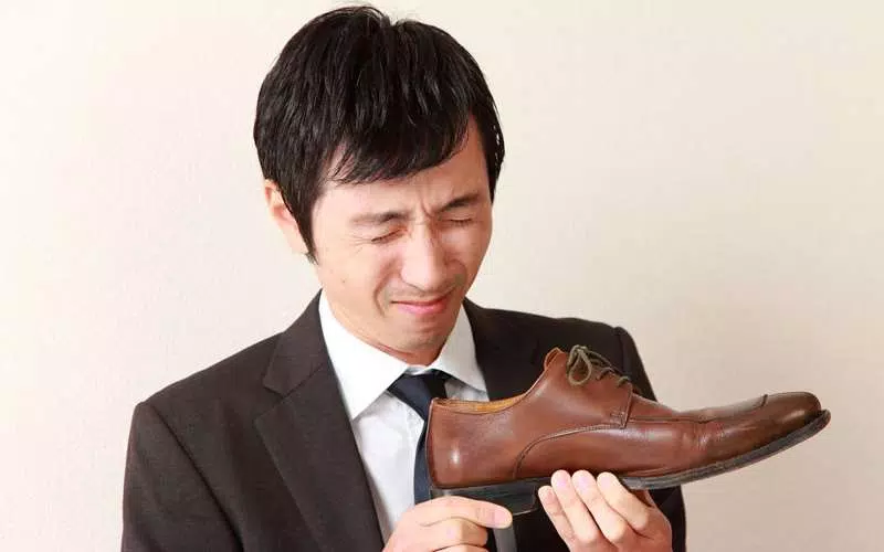 ۶ روش برای از بین بردن بوی بد کفش چرم