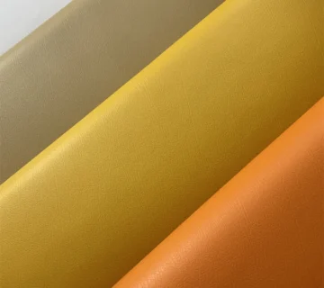 مقایسه فنی چرم مصنوعی PU و PVC؛ کدام برای تولید بهتر است؟