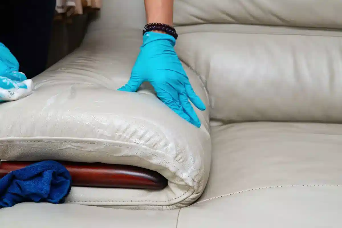 چگونه مبل چرمی را بهدرستی تمیز کنیم؟